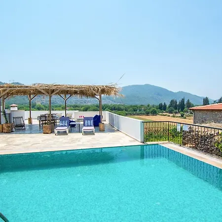 Alanya Sleeps 4 Pool Air Con Wifi 别墅